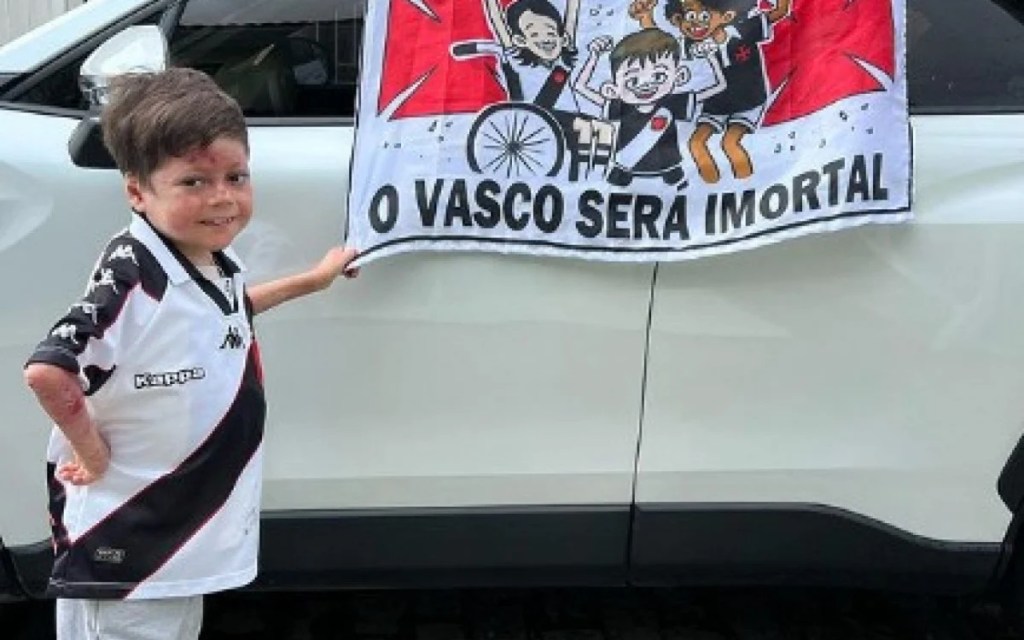 Torcedor-mirim que virou símbolo do Vasco é assaltado depois de jogo