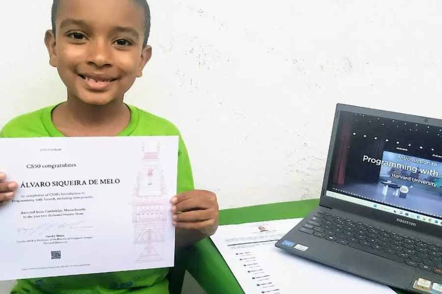 Quem é o morador da Maré que conquistou certificação de Harvard aos 7 anos