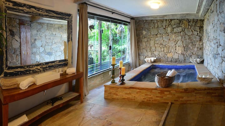 4c1a64d6-9491-4f37-a387-c7ac0aea5ff8 suite-piscina-mansao-joa