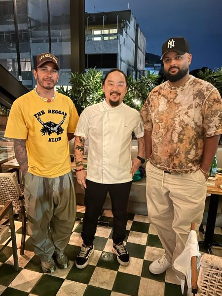 No jantar na última terça (02), o piloto Lewis Hamilton, seu segurança particular e o chef Emerson Kim ,do Spicy Fish.