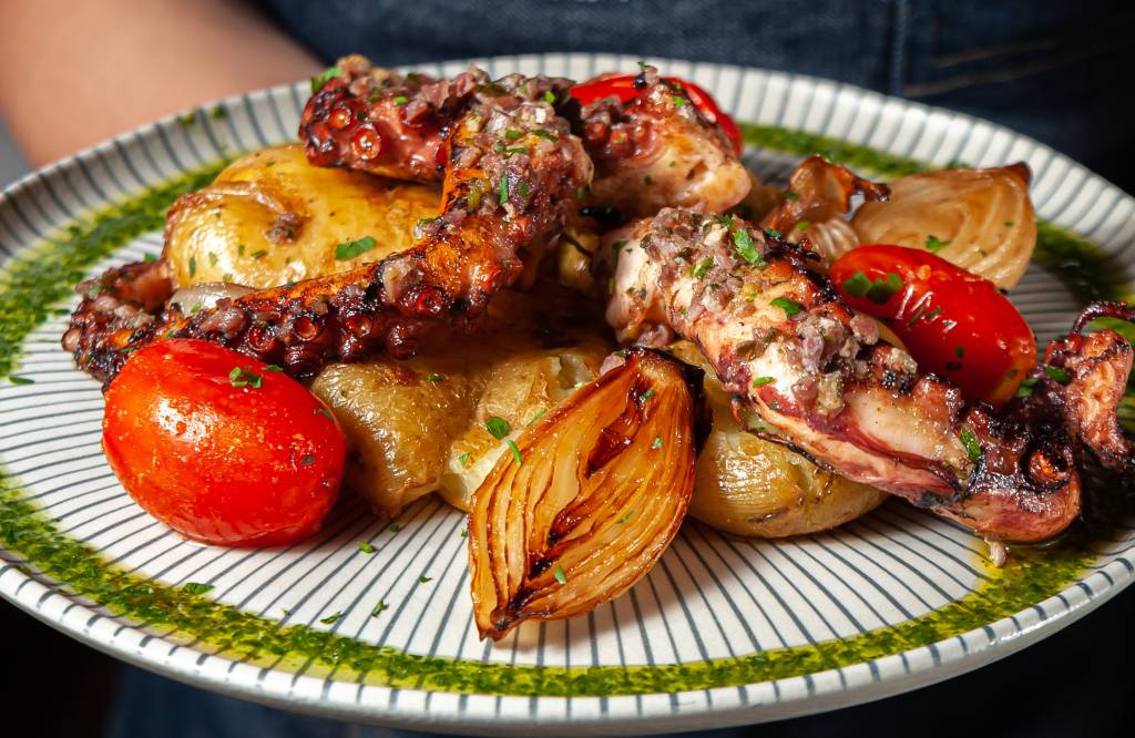 Maré alta em Botafogo: expansão do Sardinha, peixes frescos e novo bar