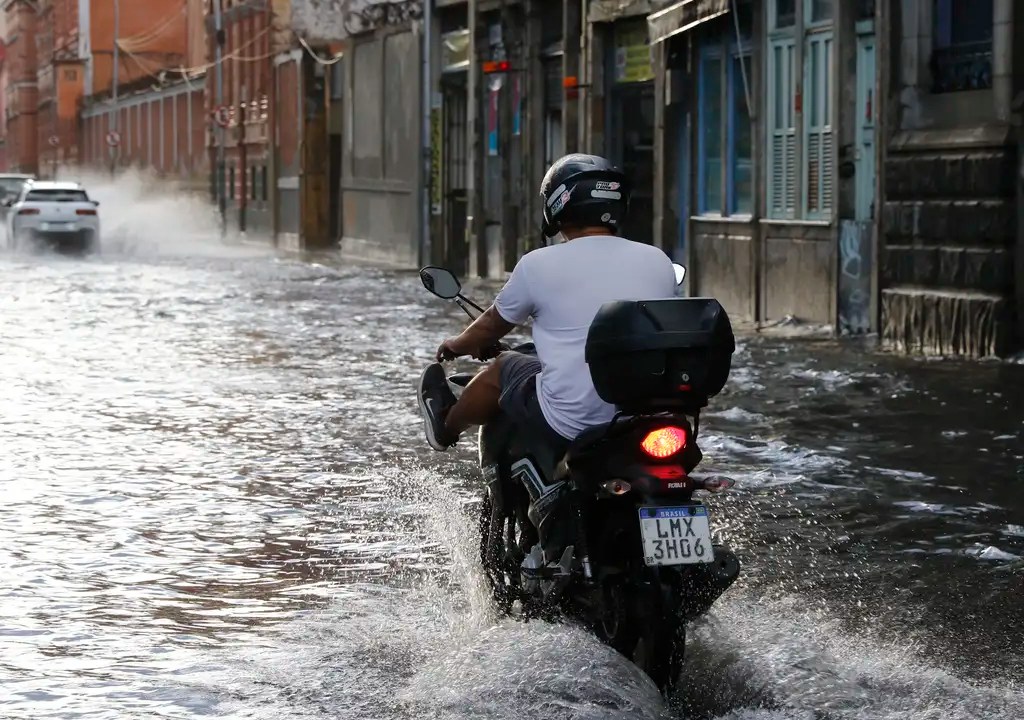 Chuva intensa acompanhada de rajadas de vento alaga ruas na região central da cidade, que tem alerta estágio de atenção.