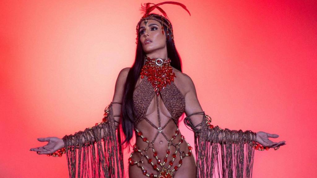 Destaque no Salgueiro, Deborah Secco diz que não malha em academia