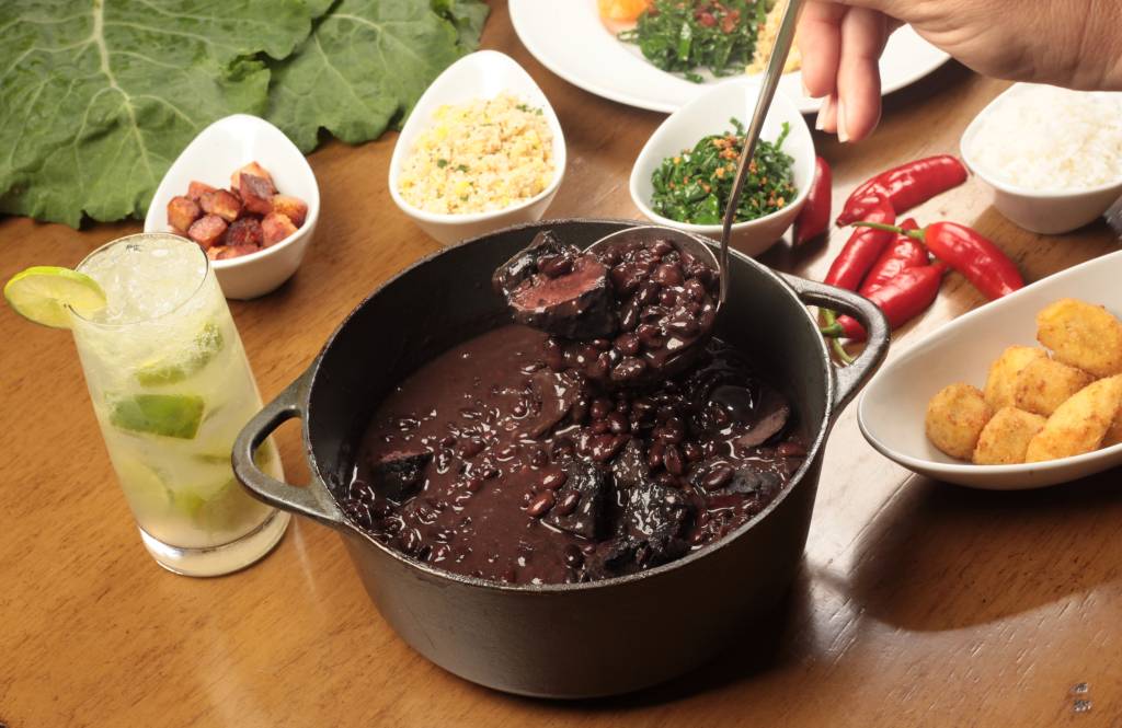 Festival em shopping e combo com samba em hotéis: as feijoadas do Carnaval