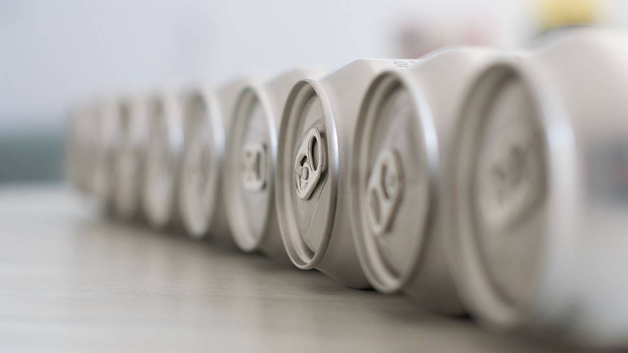 Dez toneladas de latinhas serão recicladas na Marquês de Sapucaí.