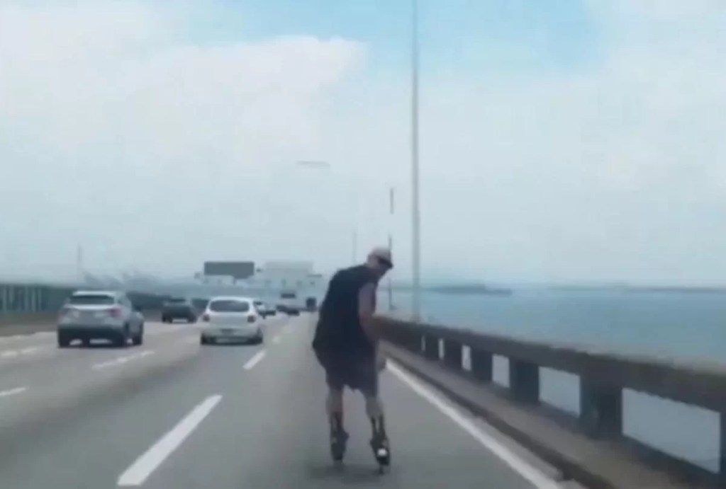 Noção passou longe! Homem patina entre os carros na Ponte Rio-Niterói