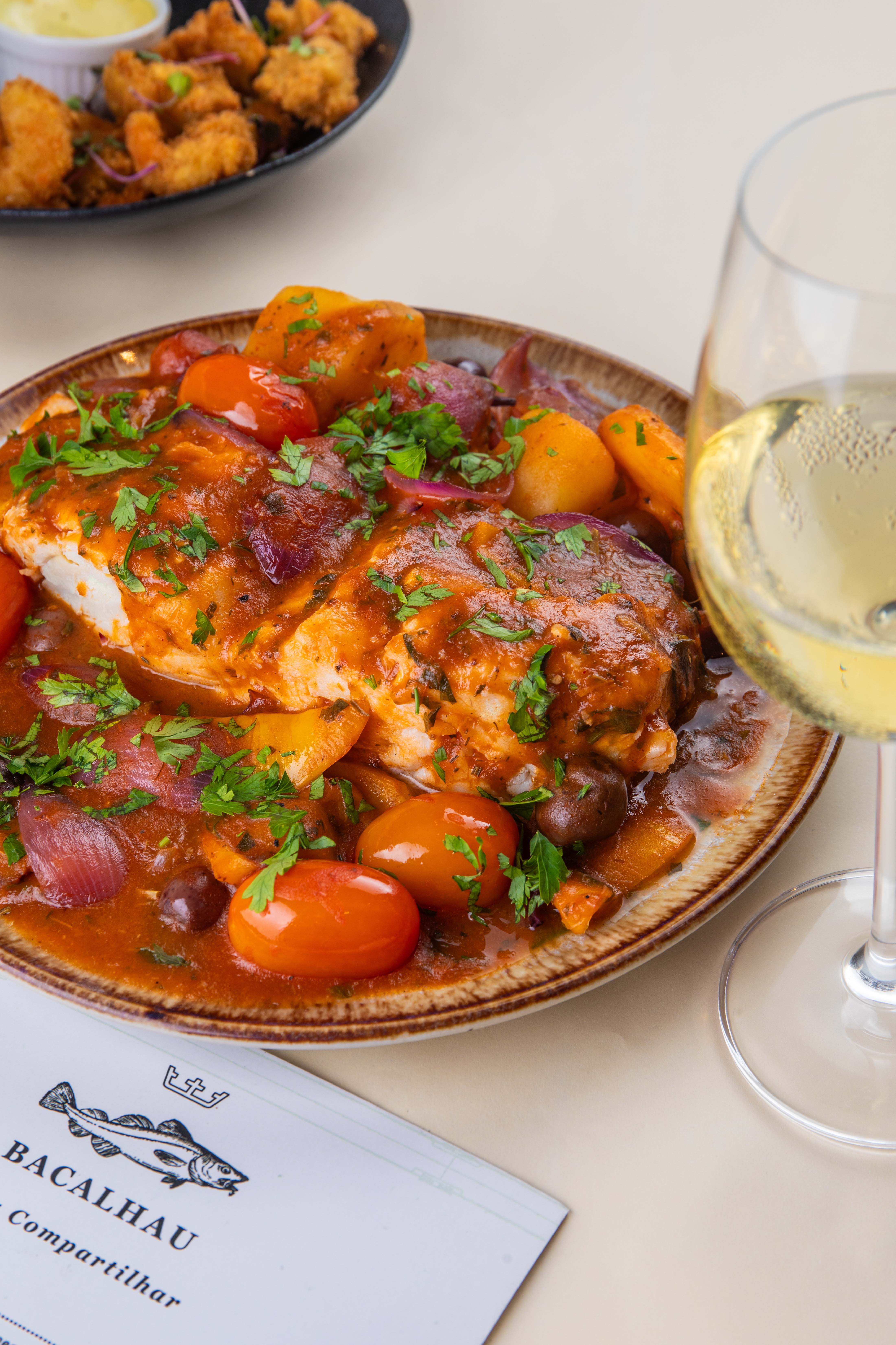 &Aacute;alvaro's: bacalhau &agrave; espanhola serve de duas a tr&ecirc;s pessoas