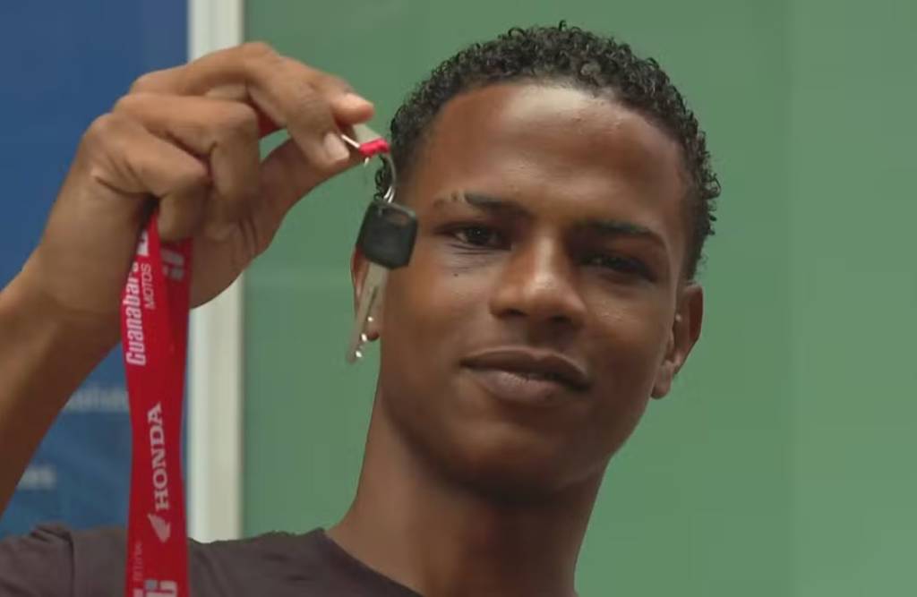 Entregador que teve bicicleta furtada na Zona Sul ganha moto em ‘vaquinha’