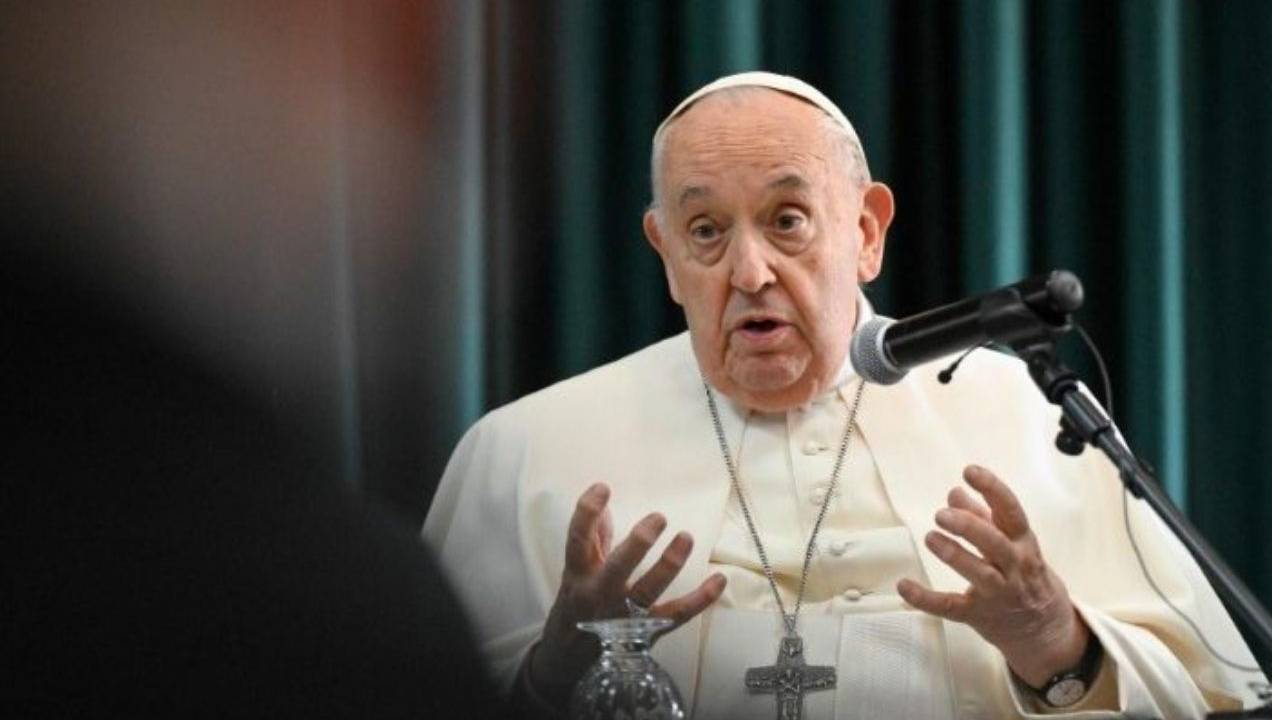 Vaticano pede desculpas por fala homofóbica do Papa