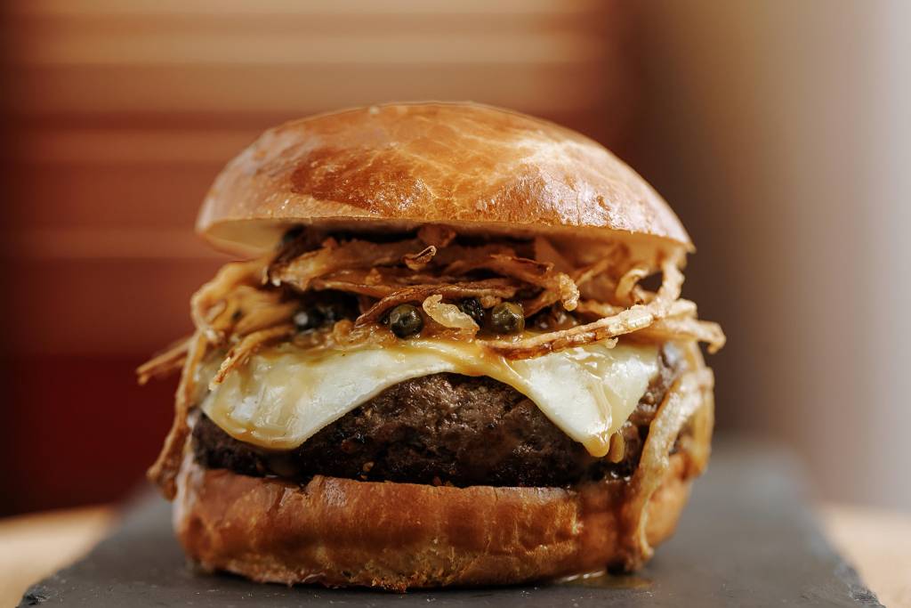 Hamburguer do chef Rafael Cavalieri_FabianaKocubey4 Cordon Bleu: cebola crocante e molho poivre vert no pão feito na casa