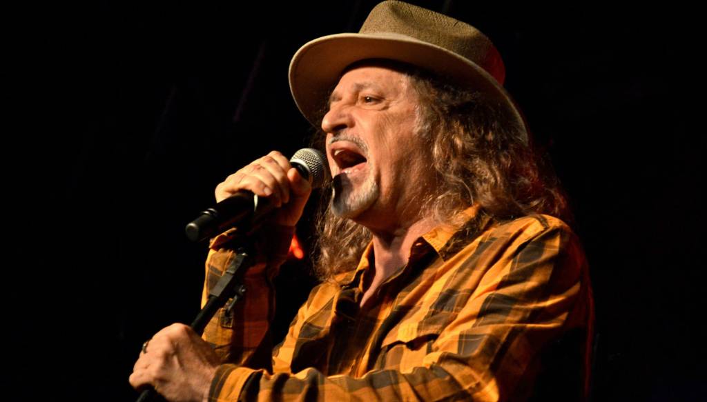 Roda de samba-enredo, show solidário e mais: a agenda musical do feriado