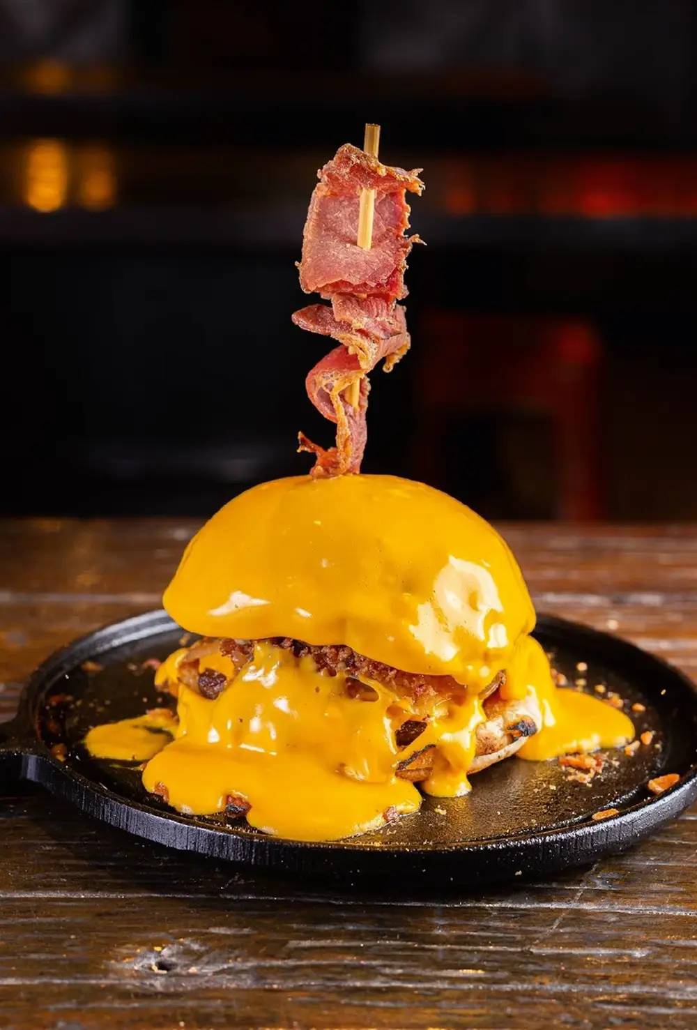 alfandega.jpeg Alfândega: banho de cheddar e muito bacon