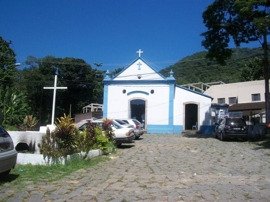 igreja de s goncalo amarante camorim 1625 A imagem é uma fotografia de uma capela azul e branca muito simples. Há carros parados em frente.