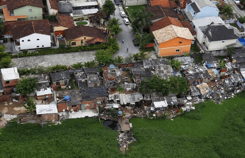 vargens-favela Um muro foi construído, em 2011, entre o condomínio e a favela, em Vargem Pequena.