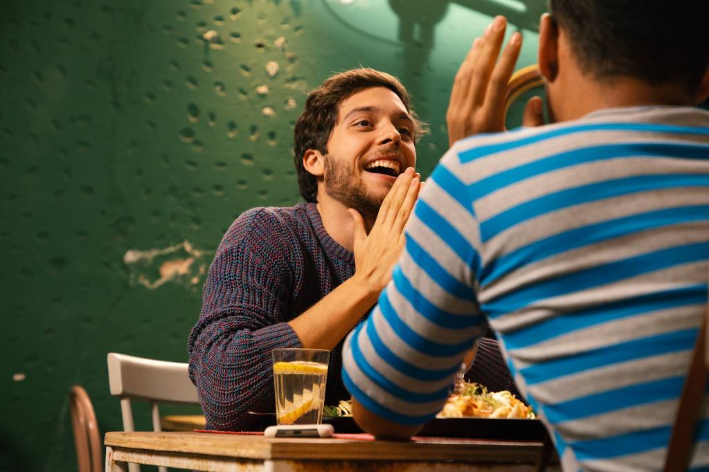 Comédia LGBT “13 Sentimentos” fala sobre relacionamentos na era digital