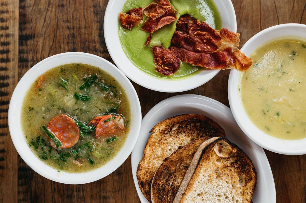 Temperatura (finalmente) caindo: restaurantes do Rio investem em sopas