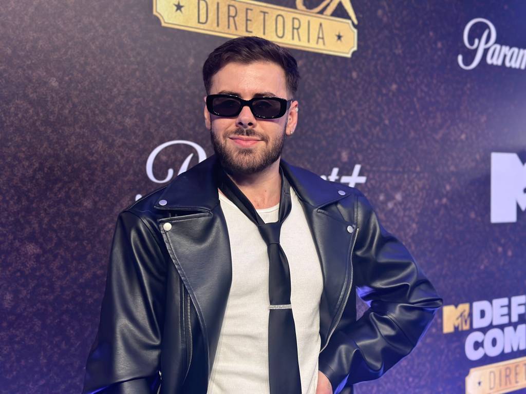 Escarião revela como é assistir De Férias Com o Ex ao lado do namorado