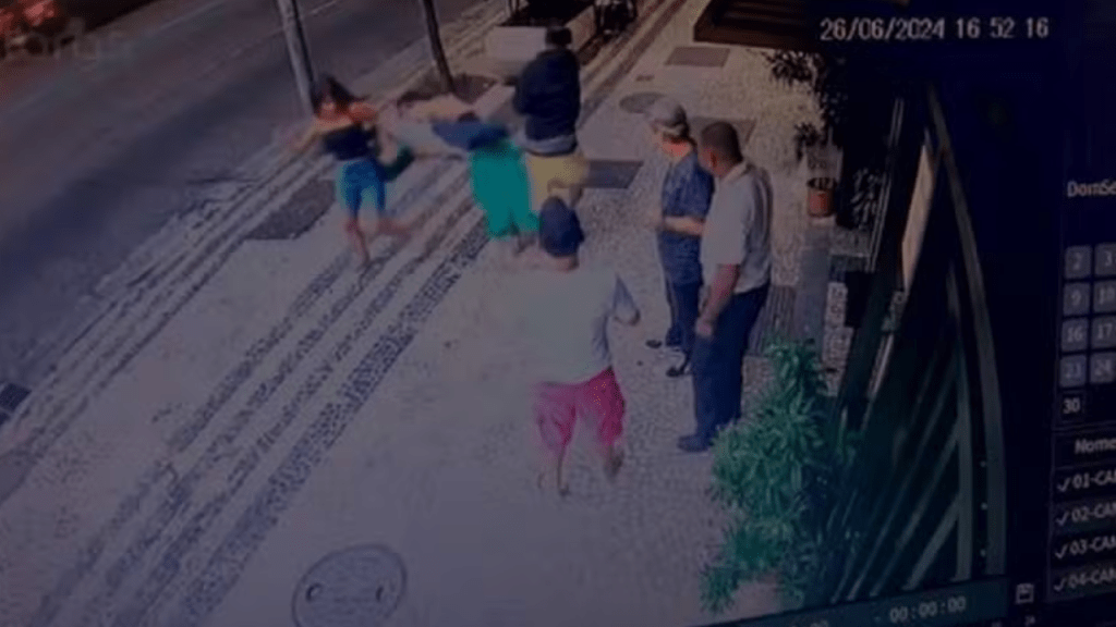 Agressão em Copacabana: morador de rua já tinha 10 passagens pela polícia