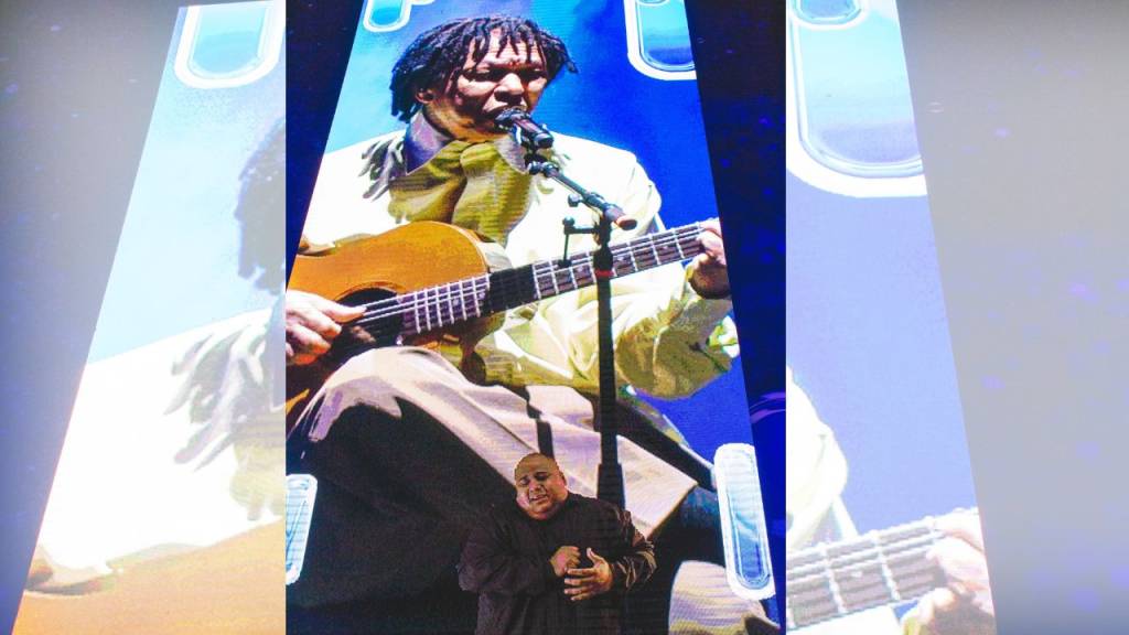 Baita emoção! Intérprete de Libras rouba a cena no show de Djavan na praia