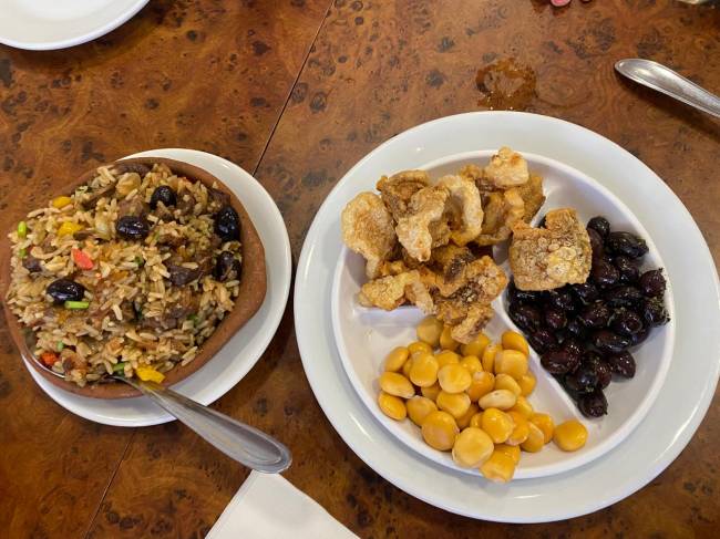 O roteiro começou com Arroz de Rabada e prato de azeitonas, tremoços e torresmos, do Adonis.