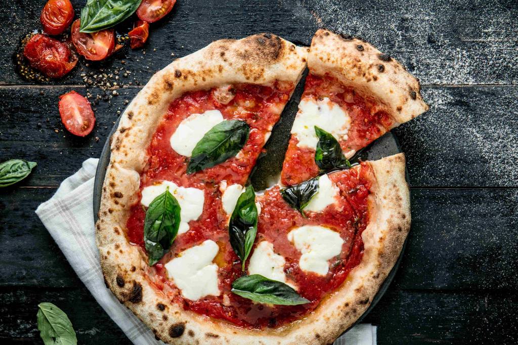 Ella Pizzaria – MARGUERITA – nosso tomate, muçarela de búfala, basílicão e fio de azeite – CredTomasRangel (3) Ella-Pizzaria-pizza-marguerita