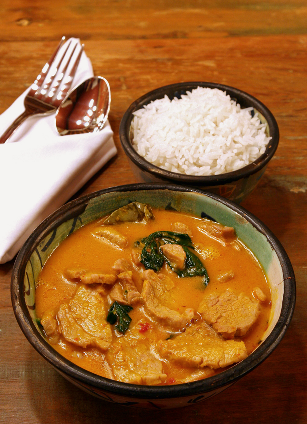 Nam-Thai_Filezinho-suino-com-curry-vermelho-e-leite-de-coco_crédito-Fred-Bailoni.JPG Nam Thai