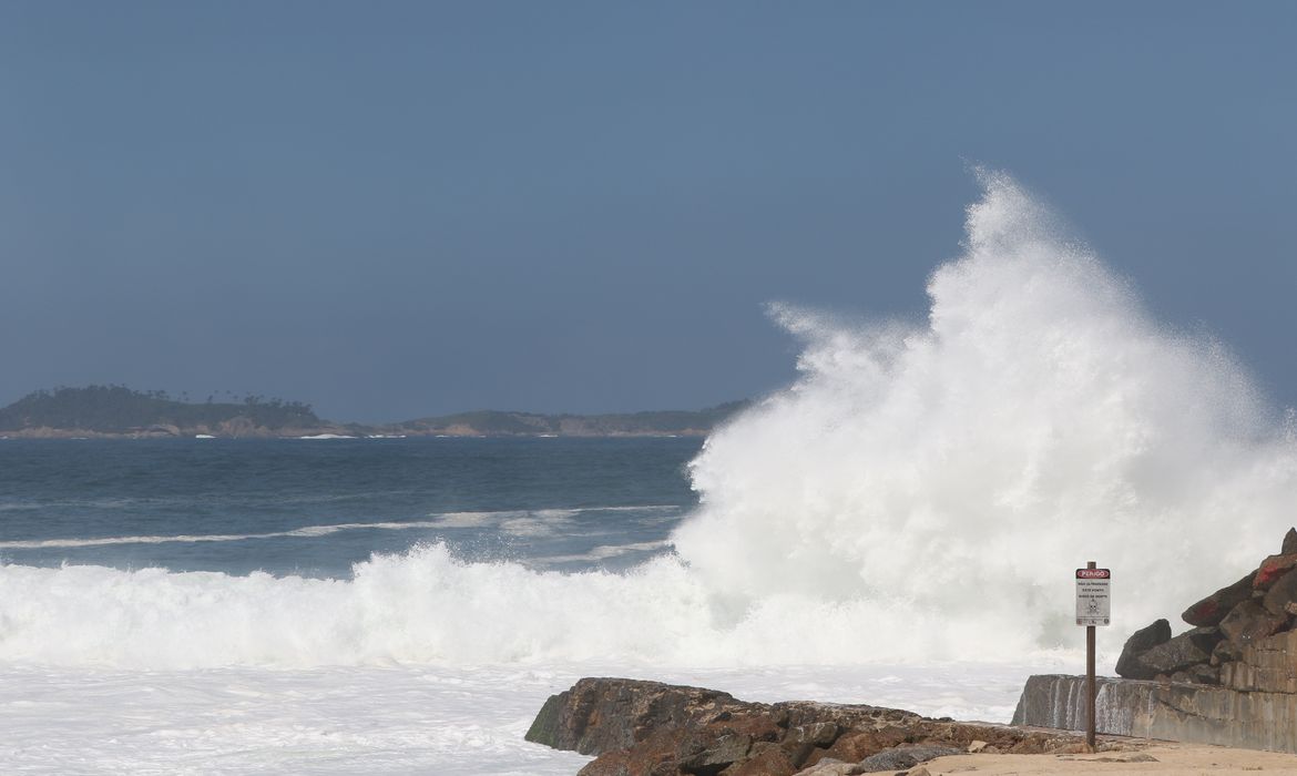 ressaca no mar