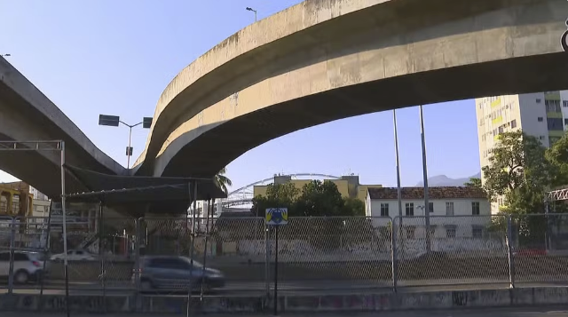 Linha Amarela: mulher morre ao cair de viaduto em acidente de moto