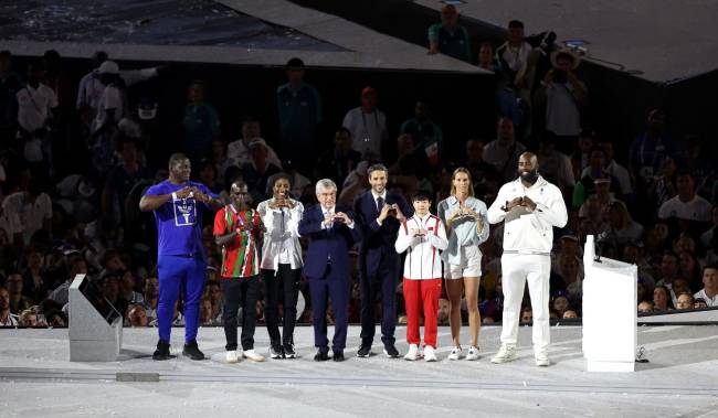 Medalhista da Equipe de Refugiados foi chamada ao palco na Cerimônia de Encerramento