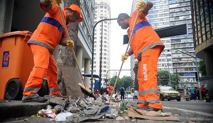 Como funciona o novo sistema de coleta de lixo porta a porta da Comlurb