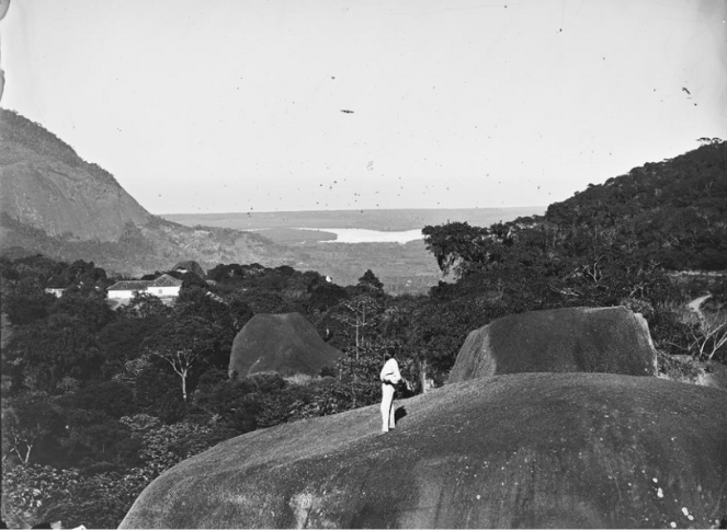 Vista das Furnas de Agassiz em 1890; ao fundo, a Lagoa da Tijuca