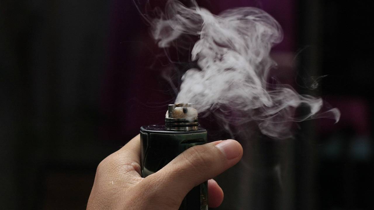 Cigarro eletrônico emitindo fumaça.
