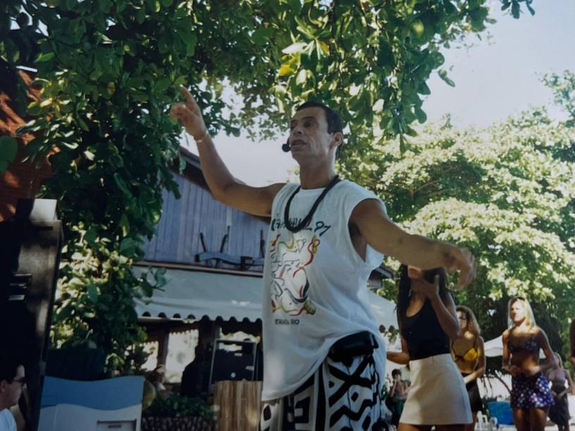 Carlinhos de Jesus deu aula de samba para hóspedes gringos