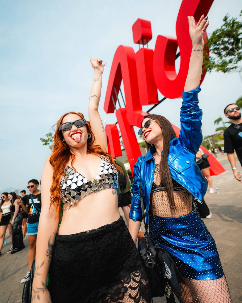 Para aplacar o calorão, biquíni e top compõem “look do dia” no Rock in Rio