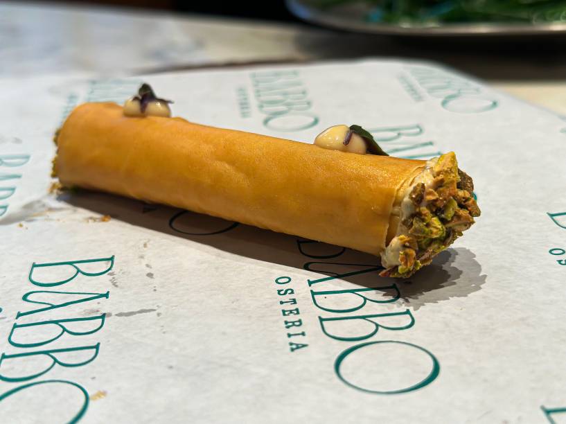 Massa de canoli salgada com salada de camarão, aipo, maçã-verde e limão siciliano Massa de canoli salgada com salada de camarão, aipo, maçã-verde e limão siciliano