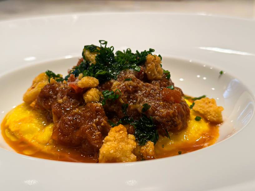 Polenta cremosa com ragu de carne bovina no vinho tinto, crocante de granapadano Polenta cremosa com ragu de carne bovina no vinho tinto, crocante de granapadano