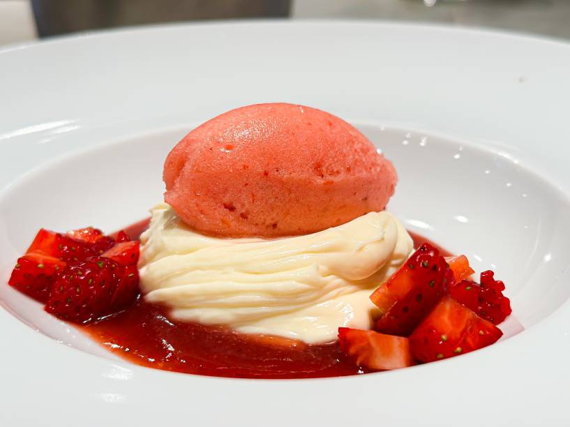 Pannacota - Creme de chocolate branco, compota e sorbet de morango Pannacota - Creme de chocolate branco, compota e sorbet de morango