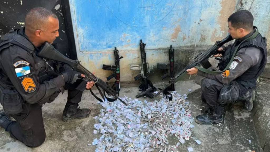 O que explica a apreensão recorde de fuzis pela Polícia Militar no Rio