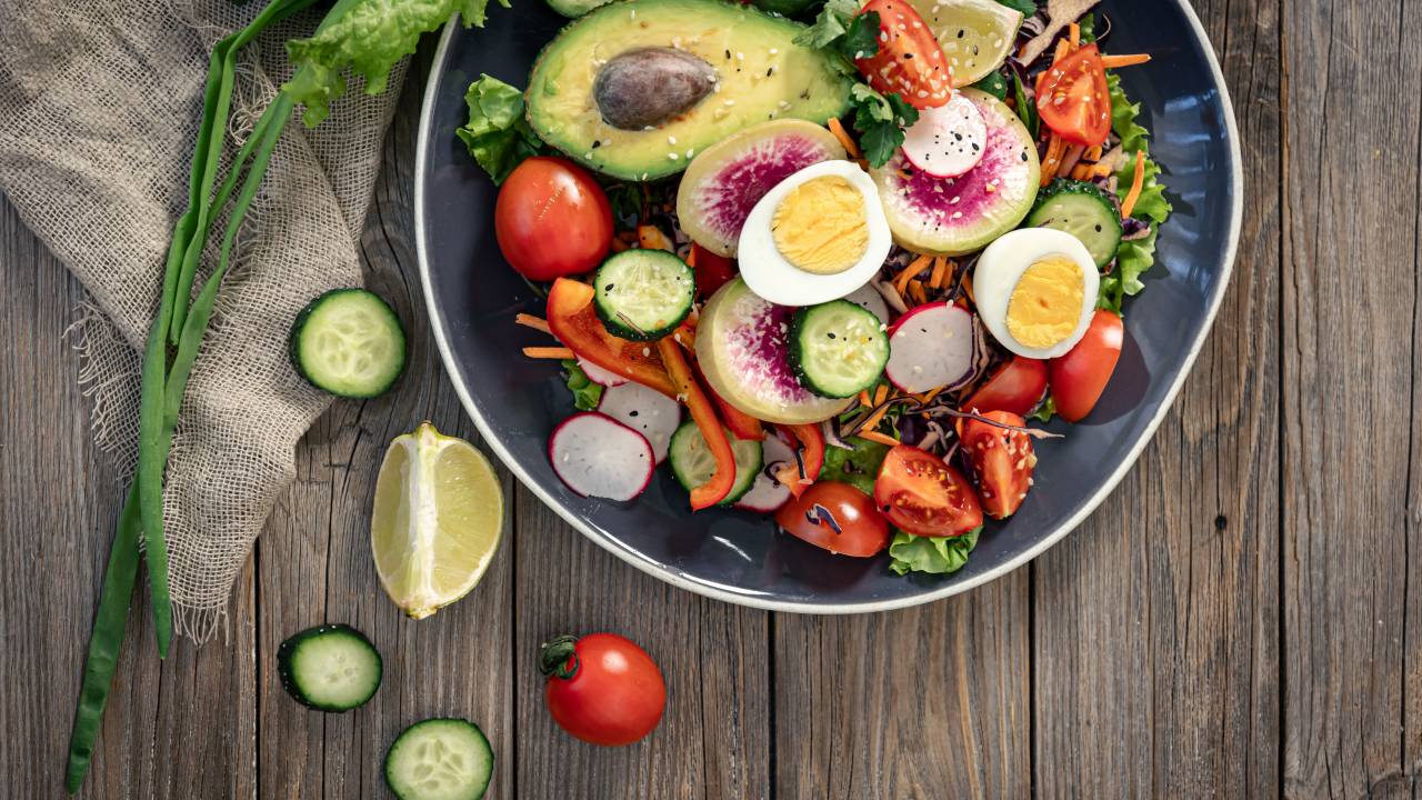 Prato rico em legumes e verduras.