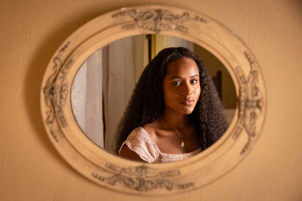 Quem é Duda Santos, flagrada aos beijos com José Loreto no Rock in Rio