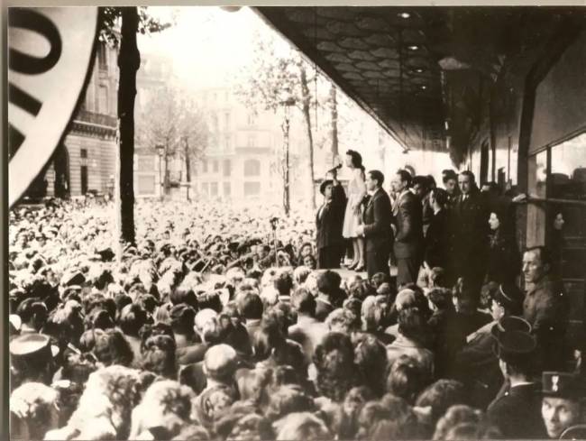 edith-piaf-1951-1024×771.jpg Apresentação de Edith Piaf em 1951