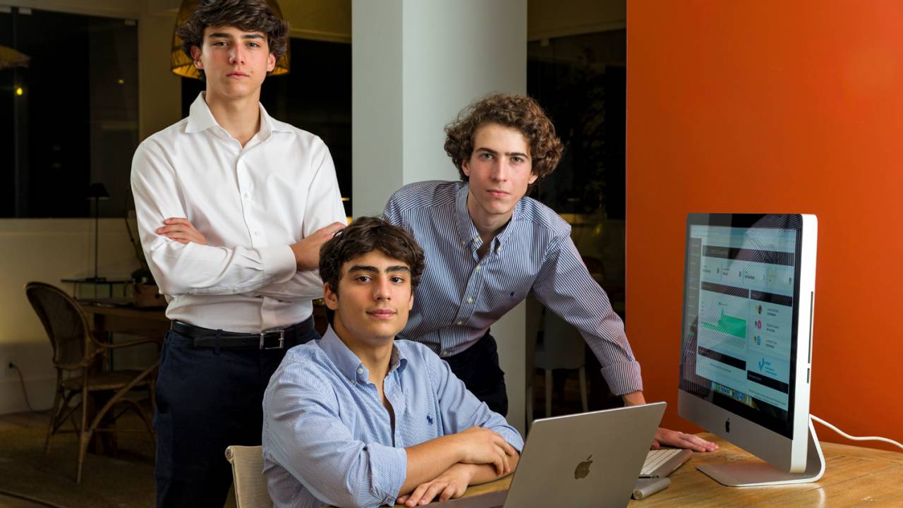 Lucas, Antônio e Pedro (sentado): noventa times participam da primeira competição