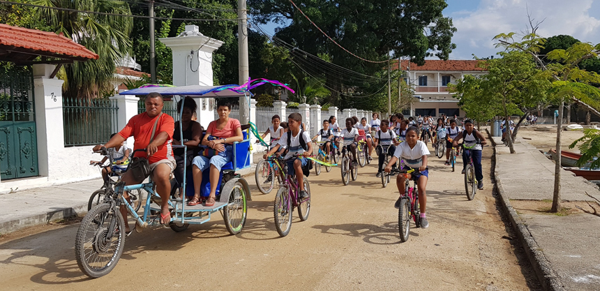 PQT2 Grupo de estudantes anda de bicicleta na Ilha de Paquetá