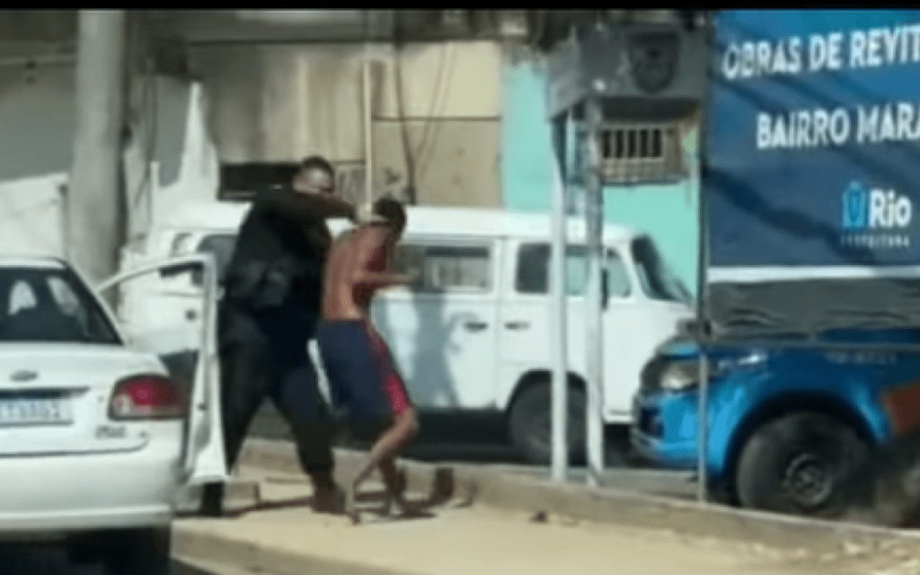 Motorista arrasta ladrão de celular até viatura da polícia. Veja o vídeo