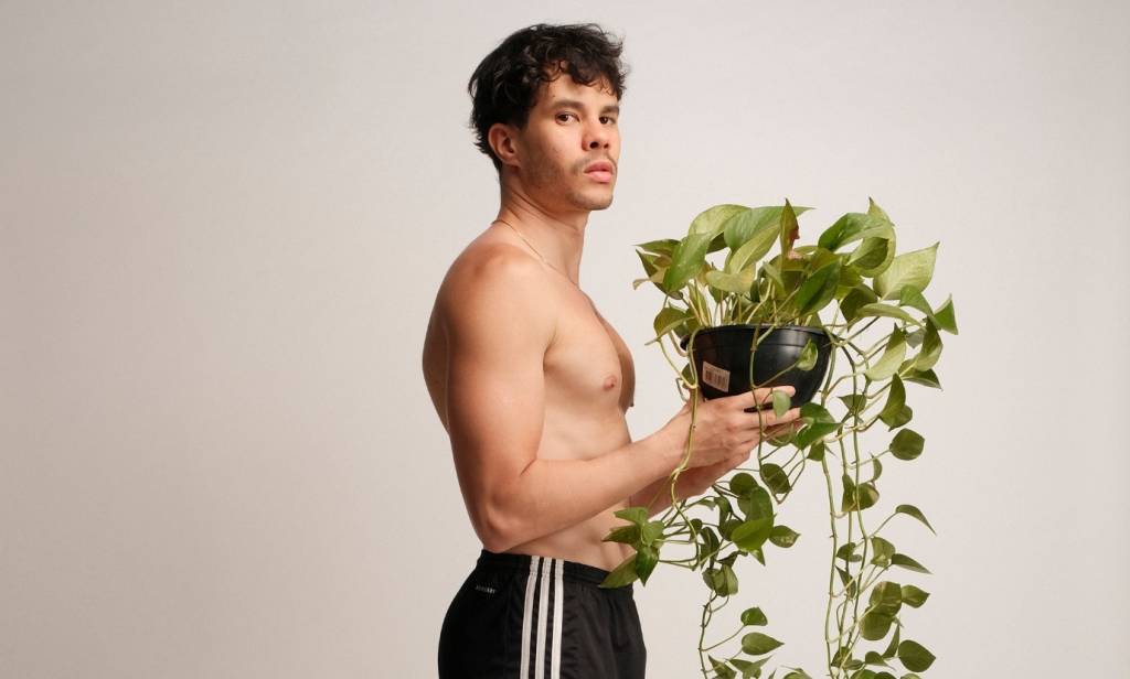 Peça que debate solidão LGBTQIA+ estreia na Tijuca