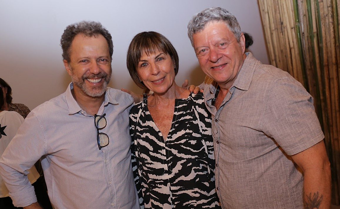 Anita Schwartz entre Vik Muniz e Afonso Tostes
