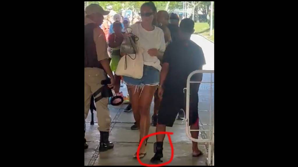 Segurança até os dentes contrastando com homem de tornozeleira. Vídeo!