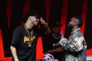 L7nnon e Negrete olhando um para o outro