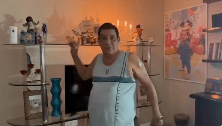Às escuras, Zeca Pagodinho faz apelo contra a falta de luz em Xerém
