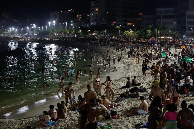Comlurb diz que a presença de banhistas na praia à noite prejudica coleta